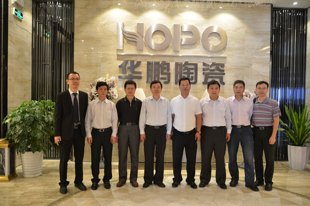 11月1日中國建筑行業領導參觀華鵬新展廳，并對華鵬29°柔光石材高度評價！