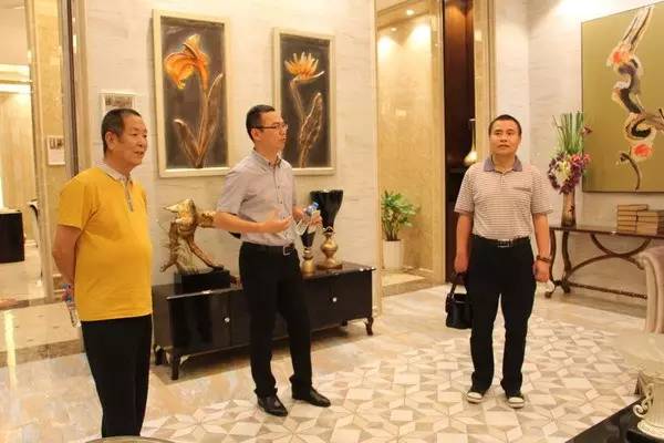 中國陶瓷品牌榜組委會主席張永農考察華鵬總部展廳