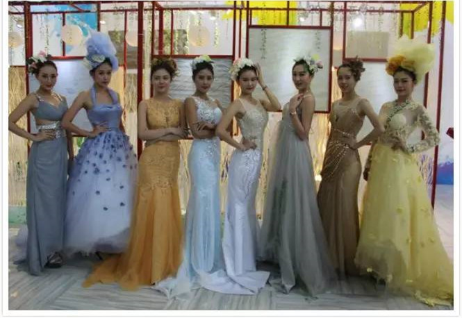 “美女+瓷磚，一場色香味俱全的饕餮盛宴＂——華鵬陶瓷29度柔光石材2.0驚艷亮相2015深圳國際綠色設計與新材料展