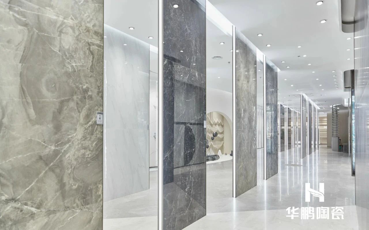 華鵬陶瓷終端門店，深圳華美居80㎡精品店，開業當天營業額達50萬